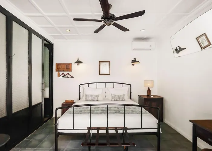 Brown Feather Batu Belig Hotel 3*