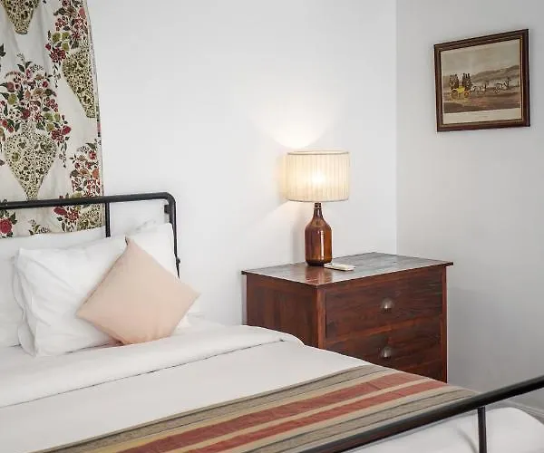 Brown Feather Batu Belig Hotel 3*