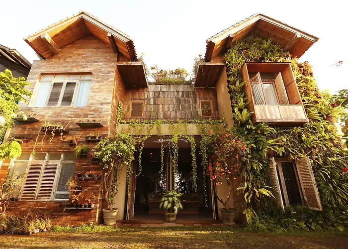 Brown Feather Batu Belig Hotel 3*