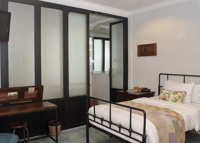Brown Feather Batu Belig Hotel 3*