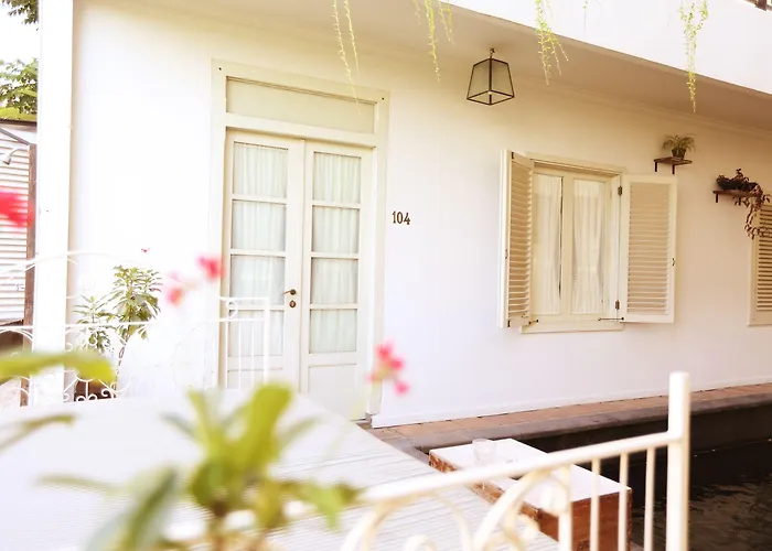 Hotel Brown Feather Batu Belig