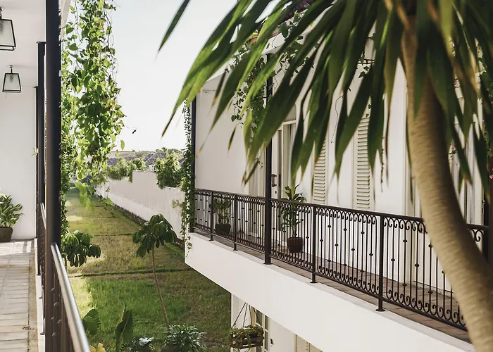 Hotel Brown Feather Batu Belig